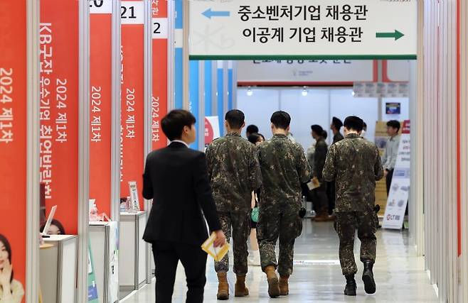 지난해 5월 27일 오전 서울 강남구 코엑스에서 열린 2024 제1차 KB굿잡 우수기업 취업박람회에서 국군 장병들이 부스를 둘러보고 있다. 뉴스1
