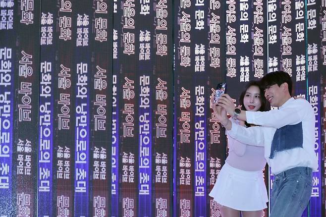 미디어아트 전시회 ‘2025 딜라이트 서울’이 8일부터 11월 15일까지 서울 종로구 도화서길 디원에서 열린다. 미디어아트 ‘딜라이트’는 2021년 서울을 시작으로 뉴욕, 워싱턴, 파리, 두바이, 멕시코시티, 도쿄, 런던 등 전 세계 주요 도시에서 선보여 호평받았다. 사진=서동일 기자