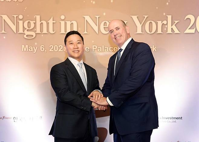 지난 6일(현지시간) 한국투자증권이 미국 뉴욕에서 개최한 글로벌IR 행사 ‘KIS Night in New York 2025’에서 김성환 한국투자증권 사장(왼쪽)과 하비 슈워츠 칼라일그룹 최고경영자(CEO)가 기념촬영을 하고 있다. 한국투자증권 제공