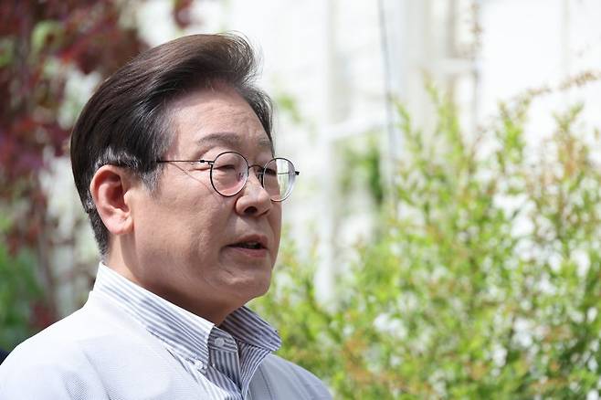 이재명 더불어민주당 대통령 후보가 2차 골목골목 경청투어 마지막 날인 7일 오후 전북 전주시의 카페 앞에서 공직선거법 위반 사건 파기환송심 첫 공판기일 연기에 대해 "법원의 합당한 결정"이라는 입장을 밝히고 있다. 사진=뉴스1