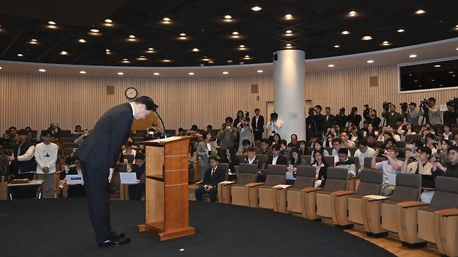 최태원 SK그룹 회장이 7일 오전 서울 중구 SK텔레콤 본사에서 SK텔레콤의 해킹 사고와 관련해 대국민 사과를 하고 있다. 공동취재단