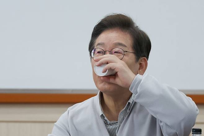 이재명 더불어민주당 대통령 후보가 2차 골목골목 경청투어 마지막 날인 7일 오후 전북 익산시 대한노인회 익산지회에서 열린 임원과의 간담회에서 참석해 물을 마시고 있다. /사진=뉴스1