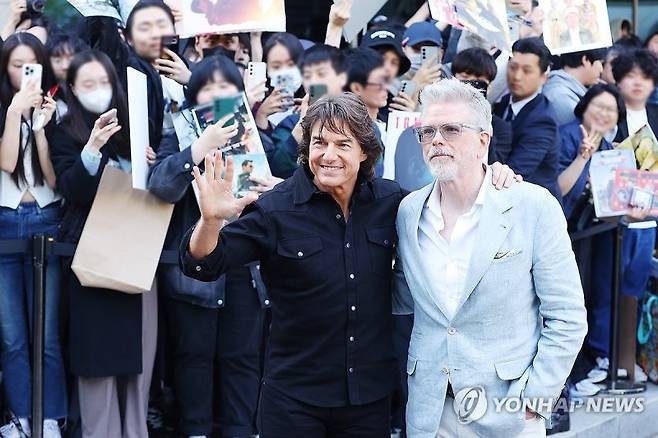 팬들에게 인사하는 톰 크루즈와 크리스토퍼 맥쿼리. 연합뉴스