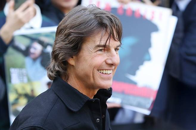 할리우드 배우 톰 크루즈가 영화 '미션 임파서블: 파이널 레코닝' 홍보차 7일 오후 서울 강서구 서울김포비즈니스항공센터(SGBAC)를 통해 입국해 팬들에게 인사하고 있다.