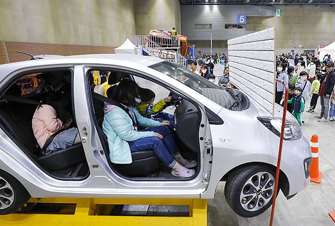 경기도 고양시 킨텍스 제1전시장에서 열린 '2023 서울모빌리티쇼'에서 관람객들이 안전띠 체험부스를 체험하고 있다. 2023.4.9 (ⓒ뉴스1, 무단 전재-재배포 금지)