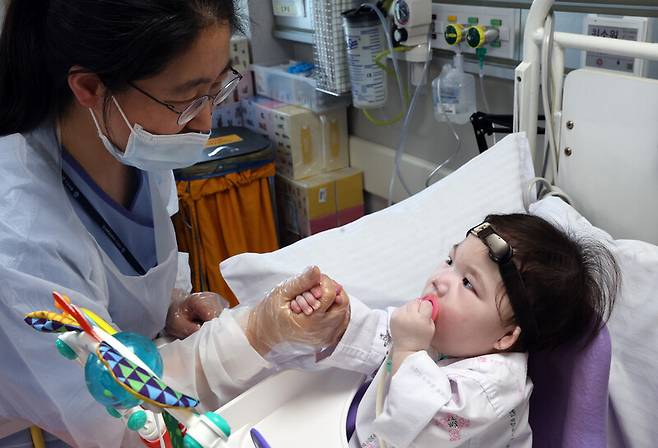 주요 장기 장애로 태어난 뒤부터 계속 중환자실에서 입원 치료를 받고 있는 소원이가 지난달 24일 오후 서울 서대문구 신촌 세브란스병원 심장혈관병원 소아심장중환자실에서 안영경 책임간호사와 눈을 맞추고 있다. 김태형 기자 xogud555@hani.co.kr