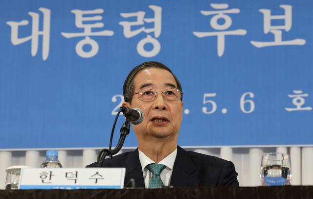 무소속으로 대선 출마를 선언한 한덕수 후보가 6일 서울 종로구 코리아나호텔에서 열린 ‘한덕수 대통령 후보 초청 관훈토론회’에서 패널의 질문에 답변하고 있다. 공동취재사진
