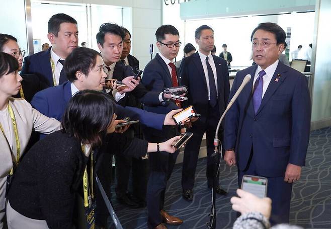 아카자와 료세이 일본 경제재생상이 지난 30일 방미 출국에 앞서 기자들과 이야기를 나누고 있다. EPA 연합뉴스