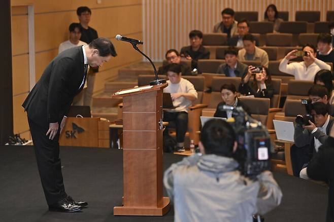 최태원 SK 회장이 7일 오전 서울 중구 SKT타워에서 열린 SKT 해킹 관련 일일브리핑에 참석해 대국민 사과를 하고 있다. 공동취재사진