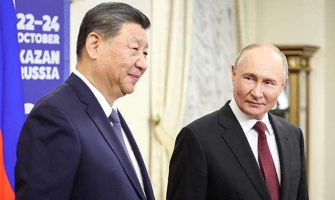 시진핑(왼쪽) 중국 국가주석과 블라디미르 푸틴 러시아 대통령이 지난해 10월22일 러시아 카잔에서 열린 브릭스 정상회의에서 만났다. 카잔/타스 연합뉴스
