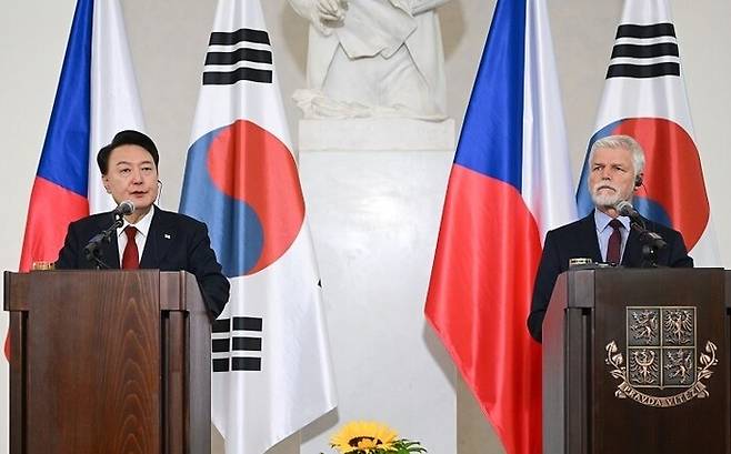 지난해 9월 윤석열 전 대통령(왼쪽)과 페트르 파벨 대통령이 함께 체코 현지에서 원전 수주 관련 공동기자회견을 열고 있는 모습. 대통령실 공동사진취재단