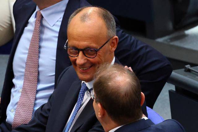 프리드리히 메르츠 독일 기독민주당(CDU) 대표가 6일 독일 베를린 연방의회 신임을 받아 총리로 선출된 후 웃음을 보이고 있다. 그는 이날 1차 투표에서 의회 과반의 지지를 확보하지 못해 낙마 위기에 놓였다가 같은날 치러진 2차 투표에서 가까스로 회생했다. 베를린=로이터 연합뉴스