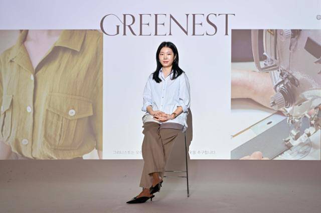 최하은 그리니스트 대표가 서울 세종로 한국일보사에서 인터뷰를 하며 친환경 의류 제품에 대해 설명하고 있다. 그가 입고 있는 직접 디자인한 옷은 가수 정동원이 입어 널리 알려졌다. 최주연 기자