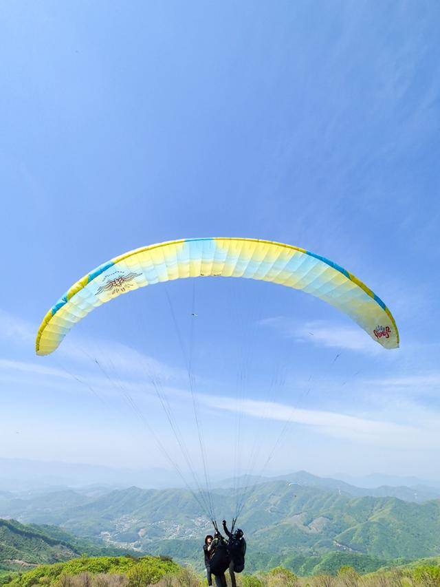 경기 양평군 유명산 패러글라이딩 이륙장에서 패러글라이더가 이륙하고 있다.