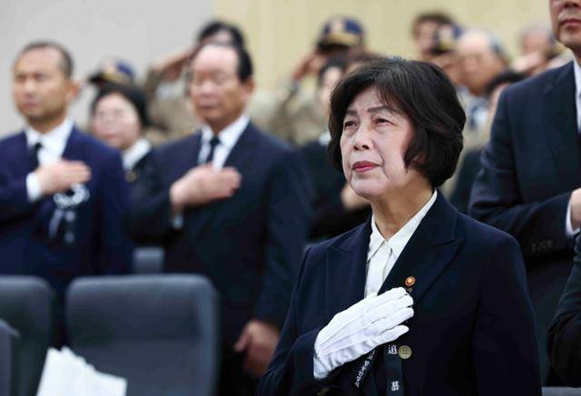 강정애 국가보훈부 장관이 지난달 30일 서울 동작구 국립서울현충원 봉안식장에서 열린 무연고 국가유공자 합동 안장식에서 국민의례를 하고 있다. 뉴시스