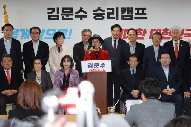 7일 서울 여의도 대하빌딩에 마련된 김문수 국민의힘 대선후보 캠프 사무실에서 송영선(가운데) 전 의원 등 전직 국회의원들이 김 후보 지지 선언과 함께 단일화에 대한 요구를 발표하고 있다. 연합뉴스