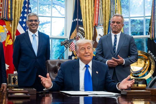 도널드 트럼프(가운데) 미국 대통령이 5일 워싱턴DC 백악관에서 의약품 제조 촉진 관련 행정명령에 서명하고 있다. EPA 연합뉴스