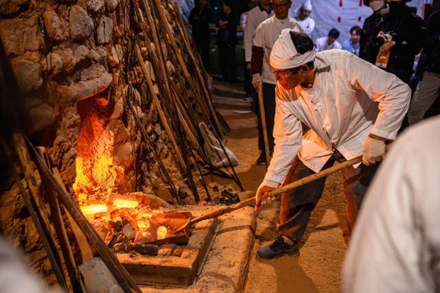 울산쇠부리축제의 백미로 꼽히는 쇠부리 기술 재연. 울산 북구 제공