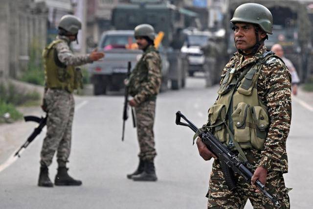 인도의 준군사 요원들이 파키스탄과 무력충돌이 벌어진 7일 인도령 카슈미르의 스리나가르 인근 우얀에서 경비를 서고 있다. AFP 연합뉴스