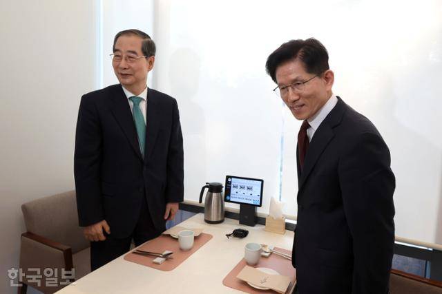 한덕수(왼쪽) 전 국무총리와 김문수 국민의힘 대선 후보가 7일 서울 종로구 한 음식점에서 단일화 논의 전 인사를 하고 있다. 고영권 기자