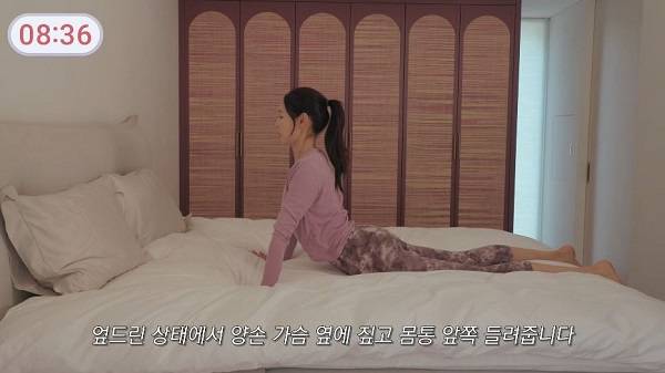 한혜진이 코브라 자세를 선보였다.​/사진=유튜브 채널 ‘한혜진’