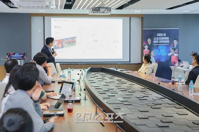'일간스포츠(IS) 스포츠 마케팅 써밋 아카데미(Sports Marketing Summit Academy·SMSA)'가 30일 오후 서울 중구 KG타워에서 열렸다. 김정윤 웨슬리퀘스트 상무가 '팬덤을 형성하는 구단의 가치와 리더십' 주제로 강연을 하고 있다. 올해로 3회째를 맞는 SMSA는 매주 스포츠마케팅 최고전문가들과 화려한 셀럽 라인업을 강단으로 구성, 지난 23일부터 6월 18일까지 9주 동안(매주 수요일) KG타워 13층 대회의실에서 진행된다. 서병수 기자 qudtn@edaily.co.kr /2025.04.30/