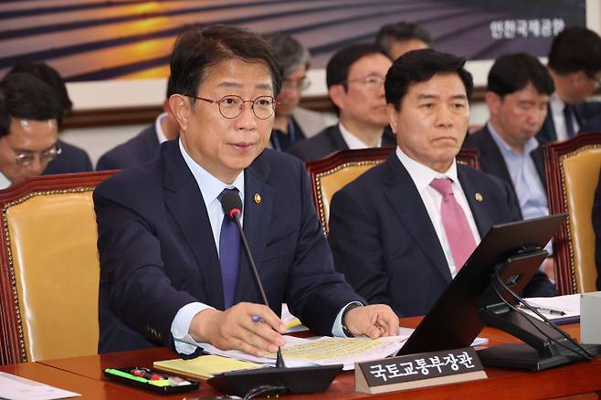 <yonhap photo-4051="">서울 여의도 국회에서 열린 국토교통위원회 전체회의에서 박상우 국토교통부 장관이 답변하고 있다. 연합뉴스</yonhap>