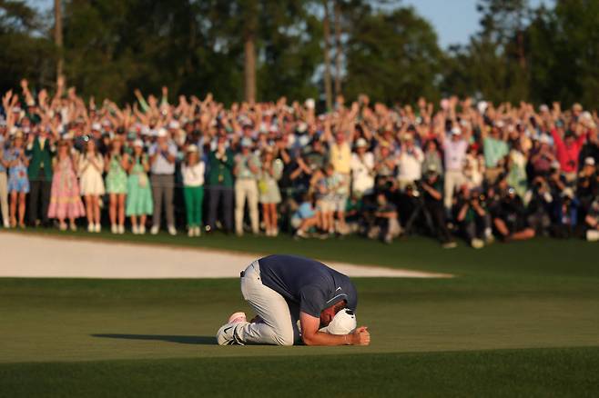 <yonhap photo-5267=""> 맥길로이가 우승 확정 순간 그린에 엎드려 기뻐하고 있다.&nbsp; &nbsp; 게티이미지/AFP=연합뉴스&nbsp;&nbsp;</yonhap>