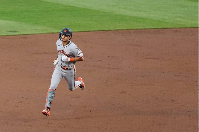 <yonhap photo-2659=""> CHICAGO, ILLINOIS - MAY 06: Jung Hoo Lee #51 of the San Francisco Giants rounds the bases after hitting a two-run home run off Colin Rea #53 of the Chicago Cubs (not pictured) during the third inning at Wrigley Field on May 06, 2025 in Chicago, Illinois. Michael Reaves/Getty Images/AFP (Photo by Michael Reaves / GETTY IMAGES NORTH AMERICA / Getty Images via AFP)/2025-05-07 09:37:30/ <저작권자 ⓒ 1980-2025 ㈜연합뉴스. 무단 전재 재배포 금지, AI 학습 및 활용 금지></yonhap>