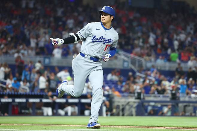 <yonhap photo-3622="">7일(한국시간) 마이애미전에서 시즌 10호 홈런을 때려낸 오타니 쇼헤이. [AFP=연합뉴스]</yonhap>
