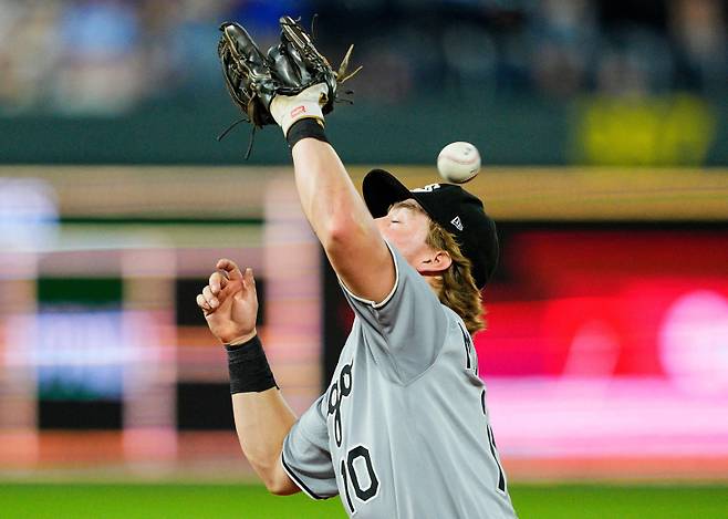 <yonhap photo-3662="">7일(한국시간) 열린 캔자스시티전 9회 워터스의 내야 뜬공을 포구에 실패하는 체이스 메이드로스. [AFP=연합뉴스]</yonhap>