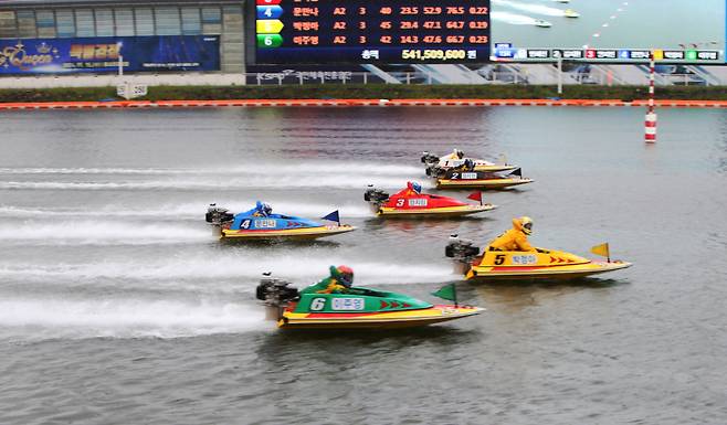 오는 14일 미사경정장에서는 여성 경정 최강자를 가리는 메이퀸 특별경정이 열린다. 사진은 지난해 메이퀸 특별경정 경주 모습. 국민체육진흥공단