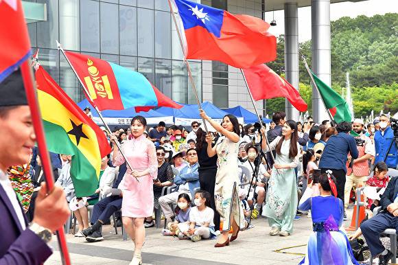 지난해 성남시청 광장에서 열린 ‘지구촌 어울림 축제’ 모습. [사진=성남시]