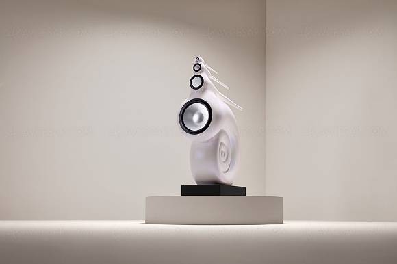 바워스 앤 윌킨스(B&W)가 '노틸러스' 30주년을 기념해 지난 2023년 선보인 한정판 '아발론 펄'(Abalone Pearl) 스피커. [사진=퀘이사존]