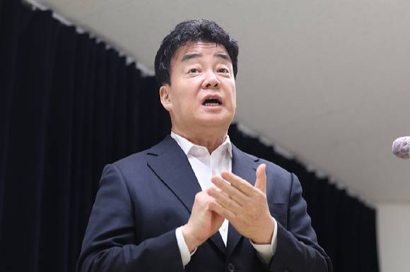 백종원 더본코리아 대표가 지난 3월 28일 서울 서초구 스페이스쉐어 강남역센터에서 열린 첫 정기 주주총회를 마친 뒤 언론 앞에서 입장 표명 및 질의 응답 시간을 갖고 있다. [사진=연합뉴스]