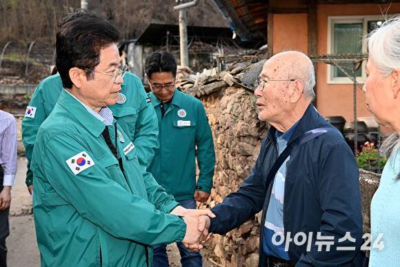 이철우 도지사가 산불피해 지역을 방문하고 있다. [사진=경북도청]