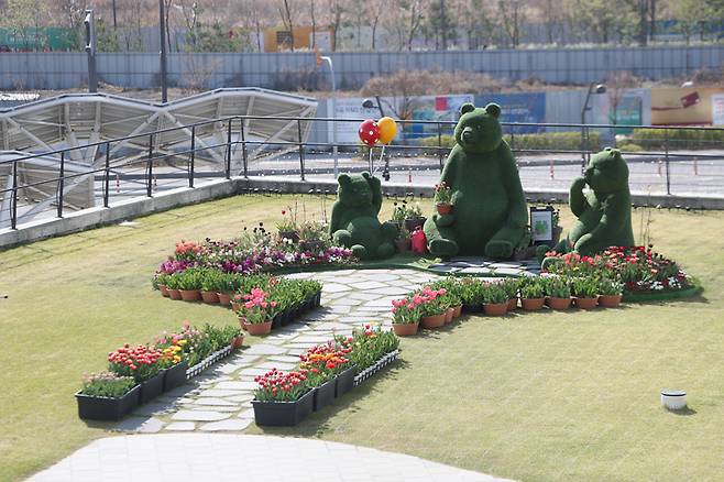 서울식물원 내 '곰 세 마리' 조형물. 조형물은 '저출생을 조장한다'는 민원으로 이달 중 철거된다. (사진, 식물원 홈페이지 갈무리)