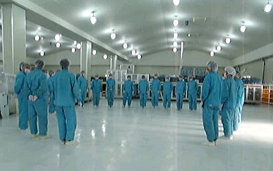 DMS 시절 임원 아닌 직원 중 유일하게 임원회의 참석한 스타 팀장이었는데 하루아침에 공장 생산라인 노동자로 좌천성 발령이 났다. 공장 근무하던 시절 모습. [사진 이주호]