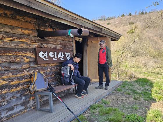 산꾼들의 안식처인 연인산장. 오른쪽 머리에 헤드랜턴을 낀 고영씨가 10년 넘게 산장을 관리했다. 그의 노고 덕분에 산꾼이 깨끗한 산장을 이용할 수 있다.