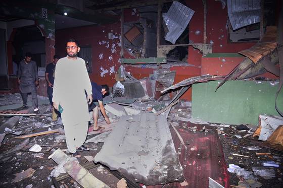 2025년 5월 7일 파키스탄령 카슈미르 수도 무자파라바드 인근에서 인도의 미사일 공격을 받아 건물이 부서진 모습. AP=연합뉴스