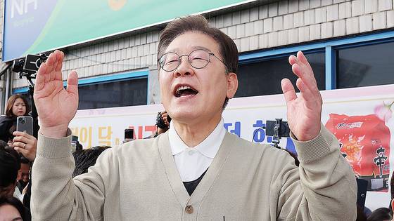 이재명 더불어민주당 대선 후보가 6일 충남 금산군 금산터미널 일대에서 연설을 하고 있다. 연합뉴스