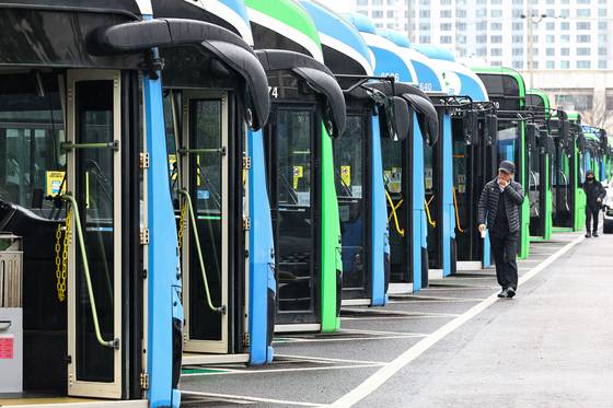 지난해 3월 서울의 한 공영차고지에 버스들이 빼곡히 주차되어 있다. 김종호 기자.