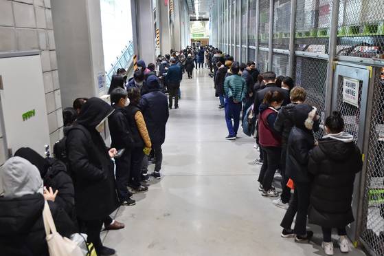 코로나19 확산으로 마스크 수요가 폭증해 전국에서 마스크 구입 대란이 벌어졌던 2020년 2월 26일 경기 수원시 영통구 이마트 트레이더스 신동점 매장에 마스크를 구입하려는 시민들이 길게 줄 서 있다. 뉴시스