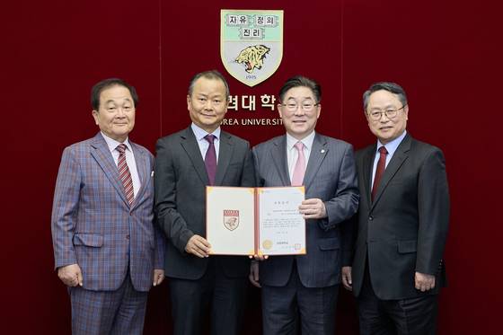 △ (왼쪽부터) 민남규 회장, 서영훈 회장, 김동원 총장, 평석구 사장