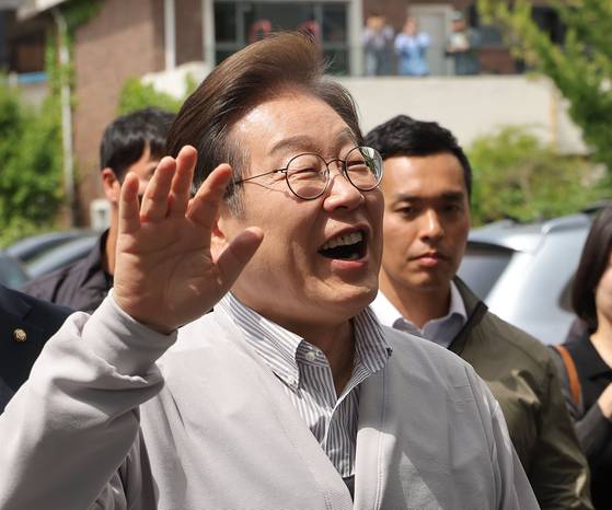 이재명 더불어민주당 대선 후보가 7일 전북 전주시 풍남문 앞 광장 인근에서 지지자 및 시민들에게 밝게 인사하고 있다.   연합뉴스