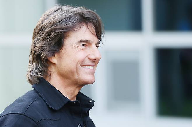 할리우드 배우 톰 크루즈가 영화 ‘미션 임파서블: 파이널 레코닝’ 홍보차 7일 오후 서울 강서구 서울김포비즈니스항공센터(SGBAC)를 통해 입국해 팬들에게 인사하고 있다. 연합뉴스