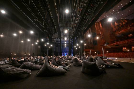 ‘세종 인스피레이션’ 프로그램으로 지난달 28일 진행된 ‘리스닝 스테이지’. 단 70명의 관객이 세종문화회관 대극장 무대 위에 올랐다. [사진 세종문화회관]