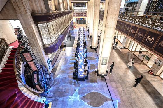 지난달 17일 세종문화회관 로비에서 진행된 ‘헤리티지 만찬’. 최현석 셰프가 서울시국악관현악단의 발자취에서 영감받아 만든 메뉴를 선보였다. [사진 세종문화회관]