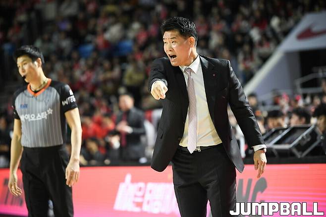 ▲ 지난 2월 12일 서울 SK와 정규리그 5라운드 맞대결에서 조상현 감독