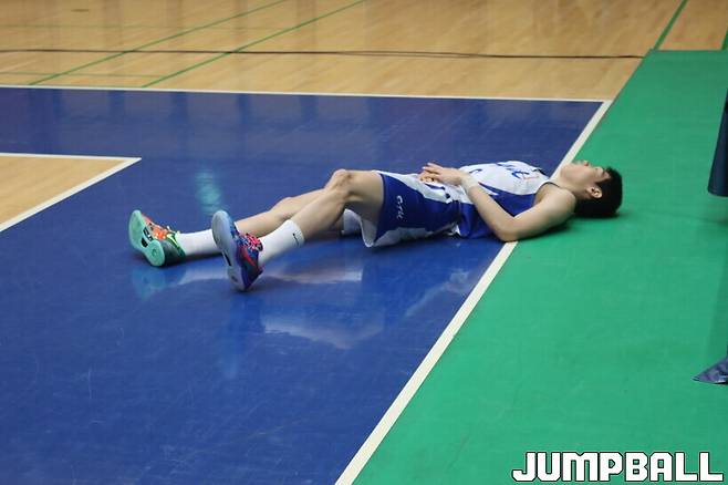 ▲종료 0.9초를 남기고 중앙대가 기가막힌 3점 패턴으로 동점을 노렸지만 무위에 그쳤다. 경기종료 후 아쉬움이 큰 듯 한동안 코트에 누워 일어서지 못하는 중앙대 원건(185cm,G)